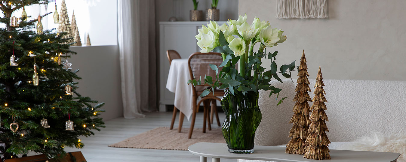 Interiør- og blomsterbilde med klikkbare elementer